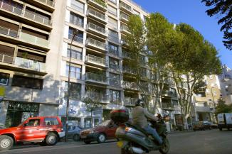 Un scooter passe, le 22 octobre 2005 dans le 8e arrondissement de Marseille, devant l�immeuble o� habitait un couple dont les trois enfants ont �t� retrouv�s morts. | AFP/ANNE-CHRISTINE POUJOULAT